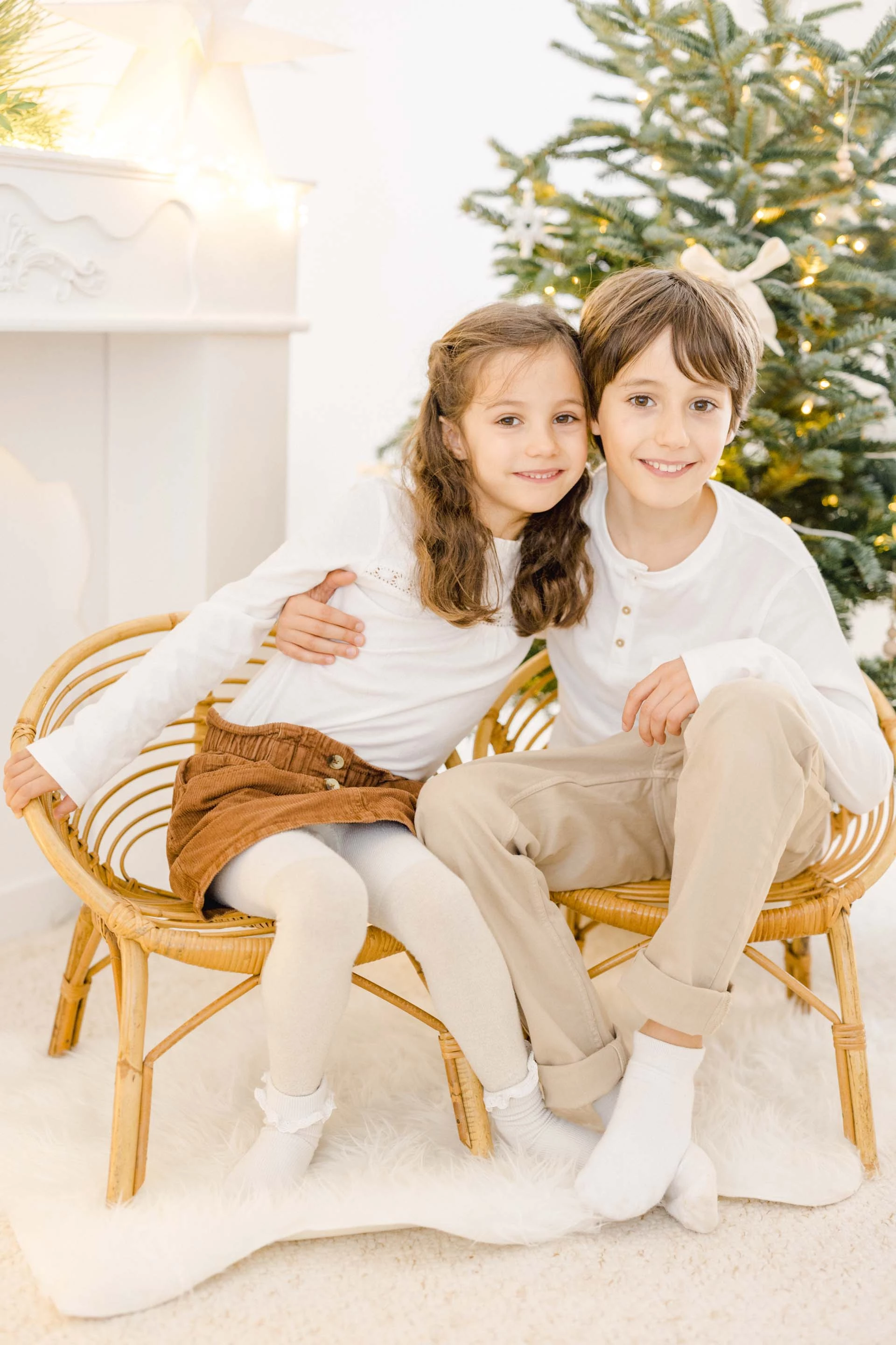 bonheur sourire enfant conifères gris